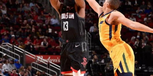 哈登加时赛关键后撤步三分：那一刻，他就是全场的焦点