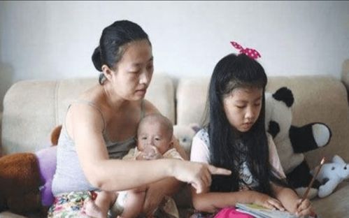 大姨抱二宝没抱大宝，妈妈拼命提醒背后的家庭教育真相