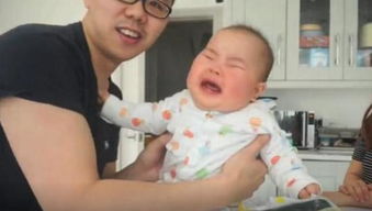 爸爸一抱宝宝就哭 妈妈一抱就笑：背后的故事让人深思
