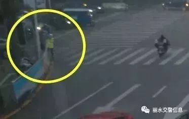 暴雨中挥舞指挥棒的背影超帅：他是谁？