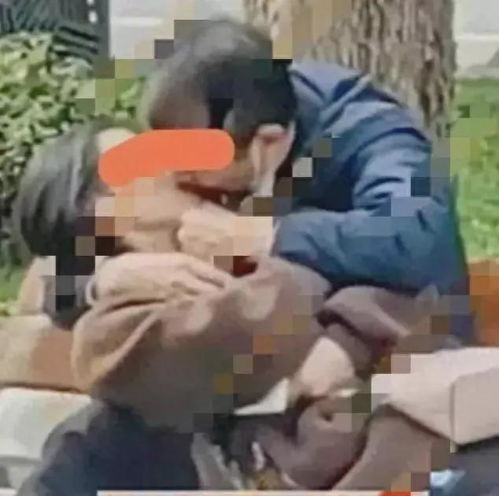 超市促销活动引发争议：将馒头扔地上给大爷大妈抢？真相竟是这样