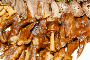 卤鹅哥街头投喂卤鹅：用真心换流量