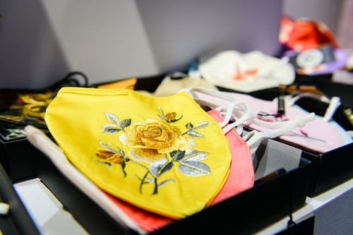 董宇辉消博会上被机器人踩出表情包：人形机器人的崛起与尴尬