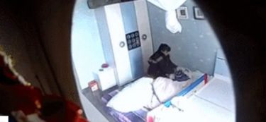 妈妈监控发现孩子情绪异常，竟是脱臼了！