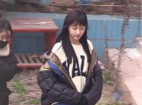 关晓彤新剧短发造型路透，网友热议不断！