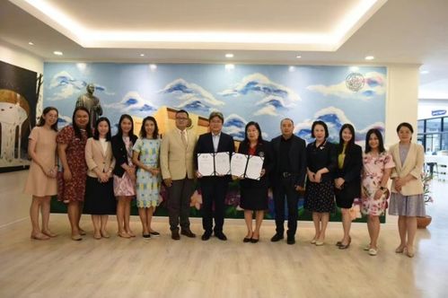 万斯与大学代表团合影时意外弄散冠军奖杯：尴尬瞬间引发全场爆笑