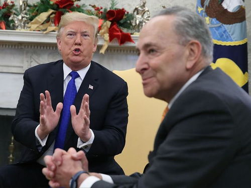 万斯在白宫高举奖杯时底座瞬间脱落，背后隐藏了什么故事？