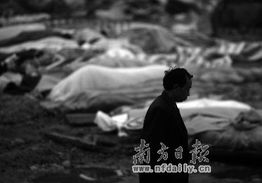 遇难者母亲斥责肇事者对着遗体谈笑：白发人送黑发人的痛与控诉