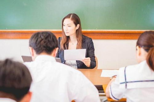 何老师这回是真上桌了：从争议到理解