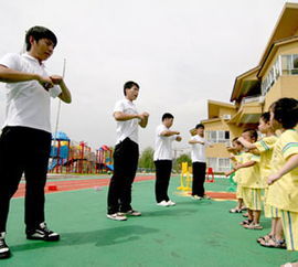 幼儿园课间操男教师活力带舞，孩子们的快乐源泉