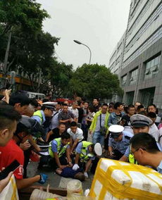 男子驾驶摩托车三次阻拦轿车并辱骂吐口水，德阳警方出手了！