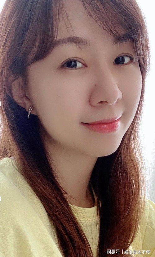 47岁袁泉素颜现身中戏上课：从舞台到银幕的蜕变