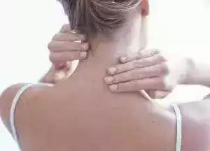 遇到脖子扭转180度的鸟千万别碰！可能是新城疫，会传染给人类吗？