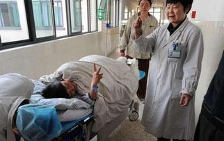 震惊！老太被大女儿带出养老院取光40万存款，背后真相令人唏嘘