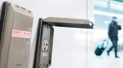 三米高的免费插座，便民设施为何不便民？