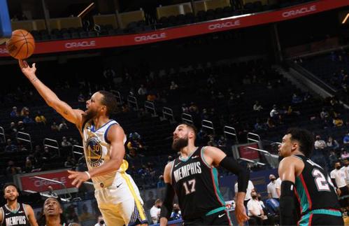 NBA附加赛：勇士险胜灰熊，库里37分巴特勒闪耀全场