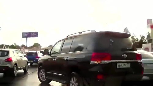 女子骑车随意变道引路怒，司机情绪失控骂人：谁对谁错？