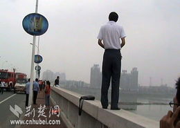 男子欲跳河轻生，警消联合救援的感人瞬间
