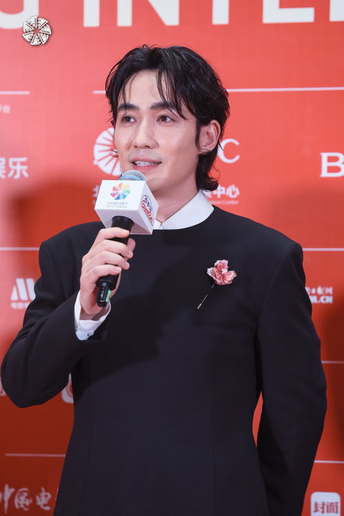 朱一龙吴磊领衔北影节红毯，揭秘星光熠熠背后的秘密