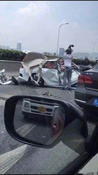 男子车中休息被追尾撞到腾空，目击者合力抬车救人