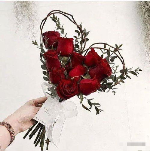 玫瑰刺扎进掌纹的春夜，指尖残雪成殇