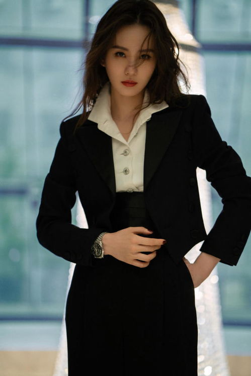 白鹿黑色西装被赞“体制内女友风”：她的穿搭秘诀全在这里！