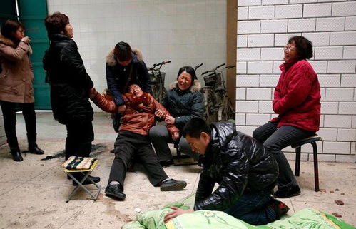 被虐死男童生父以被害者家属身份出庭，背后真相令人深思