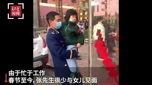 74岁父亲接5岁女儿放学：岁月流转，爱从未改变