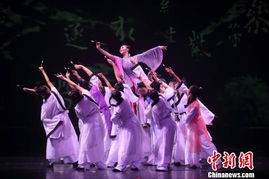 舞剧演员谢幕时上演高难动作，现场观众直呼震撼