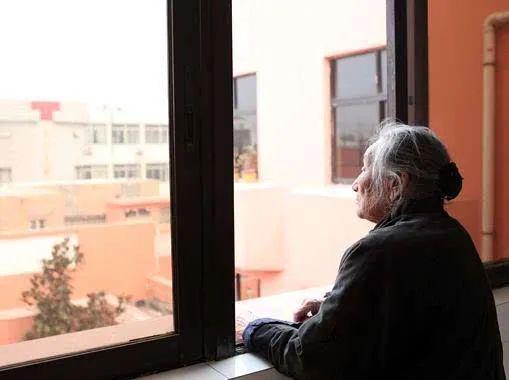 不想去养老院的独居老人，如何体面老去？