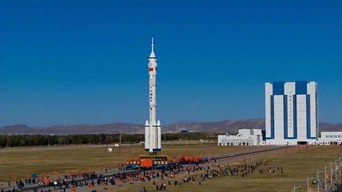 神舟二十号转运成功，晚霞中宛如宝剑！