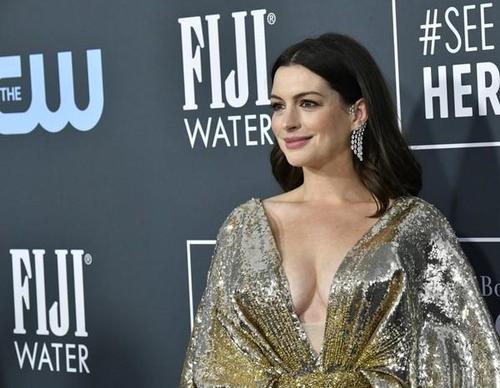 林志玲安妮海瑟薇秀场合照：优雅与时尚的巅峰对决