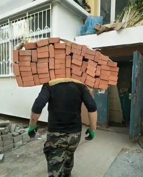 90后小伙靠扛楼搬砖9年攒下200万：他的故事让人泪目