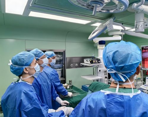 医院回应女子微创手术后脑死亡：一场关于医疗安全的深刻反思