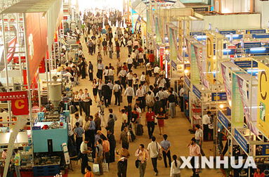 广交会现场：外国人扎堆的盛况