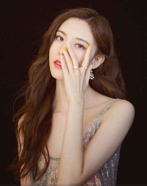 邓萃雯模仿宋妍霏托胸动作引热议：优雅还是尴尬？