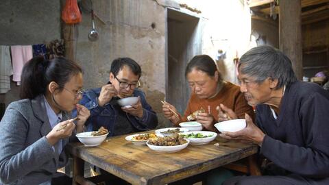 农村90后妈妈帮婆婆改造厨房，温暖细节感动无数网友