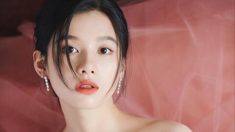 张婧仪拿着塑料袋走红毯，她到底想表达什么？