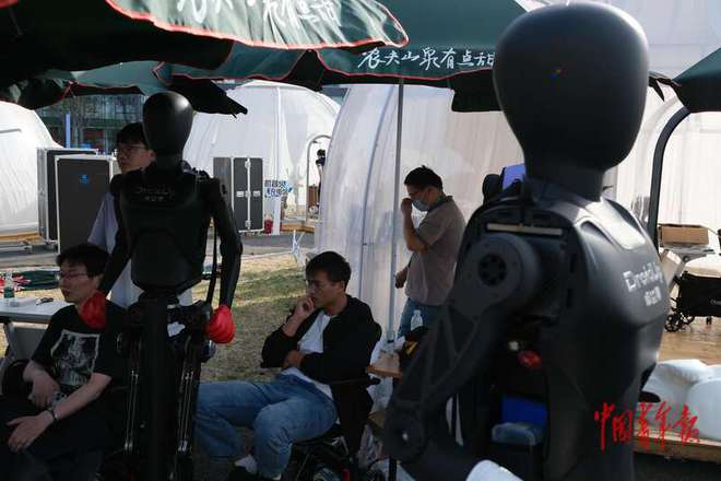 全球首场人机共跑马拉松在北京亦庄震撼开赛