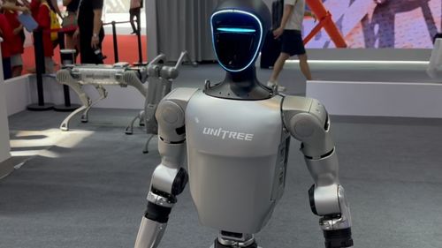 宇树机器人摔倒后站起继续比赛：科技与未来的较量