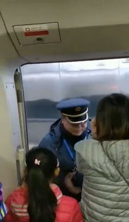 女子伸腿阻止高铁关门，铁路部门通报来了！