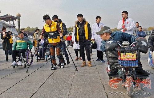 机器人跑完马拉松累得坐上轮椅，背后是科技的汗水与荣耀