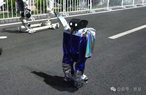 身高仅75cm机器人边跑边打招呼卖萌，科技与人性的完美结合