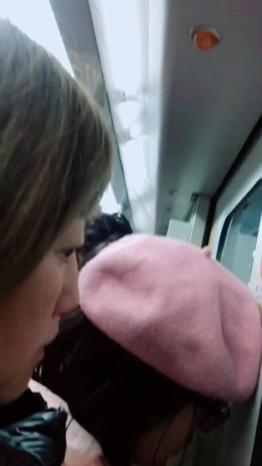 地铁上的女孩：那些触动心灵的瞬间