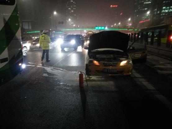 车辆起火事件背后的温暖与反思