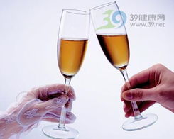 职场酒局潜规则：员工因酒精过敏以茶代酒被边缘化，职场人该如何应对？