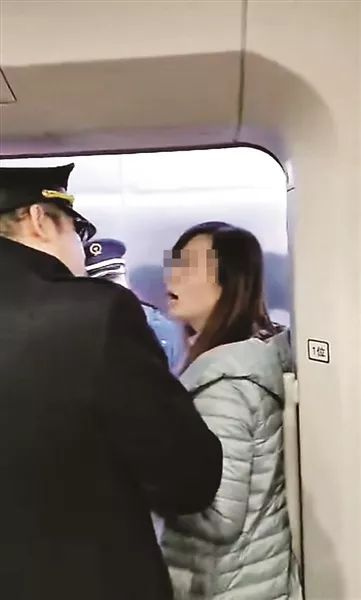 女子伸腿阻止高铁关门被行拘，背后真相令人深思