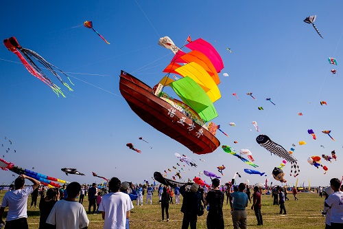 潍坊风筝节显眼包们申请出战：一场天空的视觉盛宴
