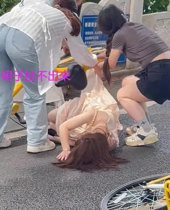 女子穿长裙骑单车脚部被夹，背后的安全隐患你注意到了吗？