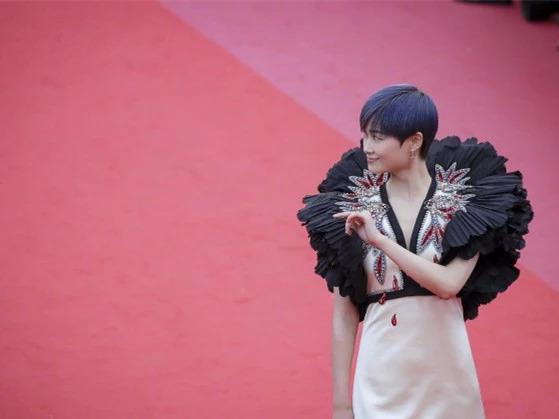 李昀锐穿着戏服走红毯，与孟子义的互动引发热议